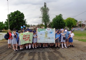 Molong school children with two banners 26/10/2015